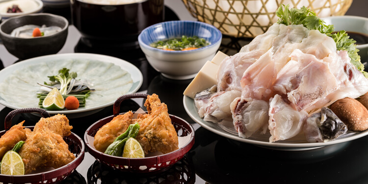 Dancing on the tongue 【Swimming Torafugu】 cooked by craftsmen with reliable technology,and they will make it possible to provide freshest domestic fugu.Fugu will be still moving awhile handled to your table . The customer service staff is also one of the craftworkers who supports the best fugu cuision.